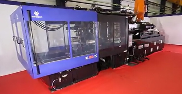 Plastic injection molding machine